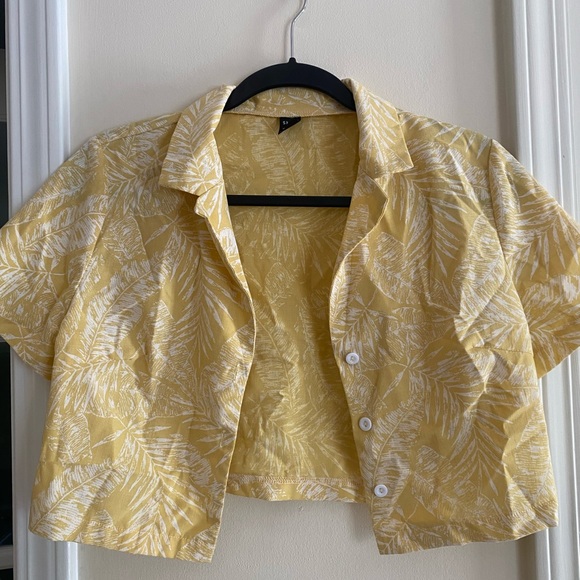 SHEIN Tops - Yellow and white leaf crop top